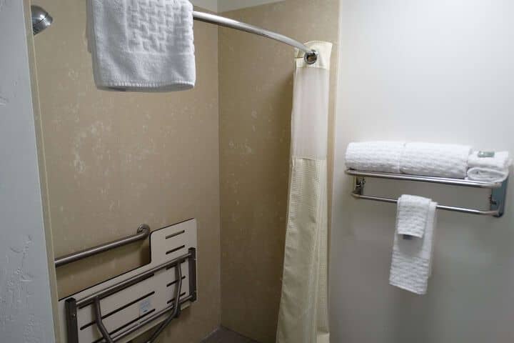 Room 27 of 40